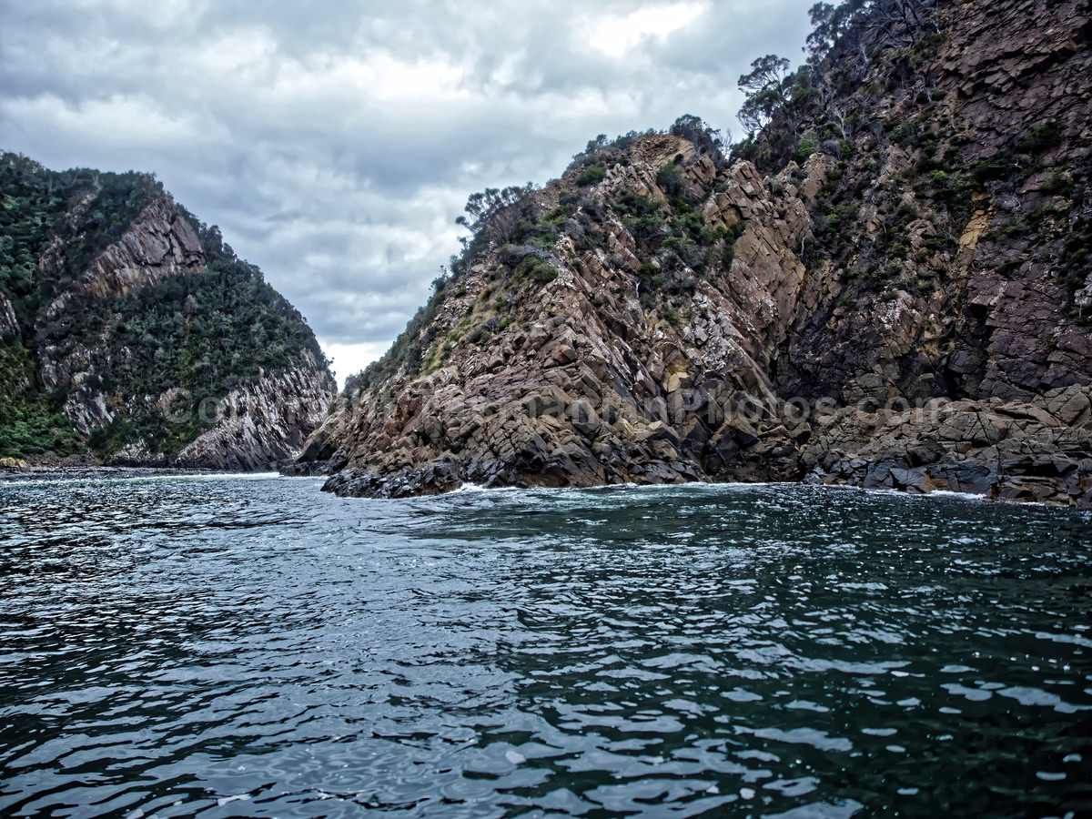 Cliffs and rock formations of Bruny Island in Southern Tasmania. (martin chambers: tasmanianphotos.com) (07/11/16) : Bruny-Island-Cliffs-Tasmania_20161107-205823