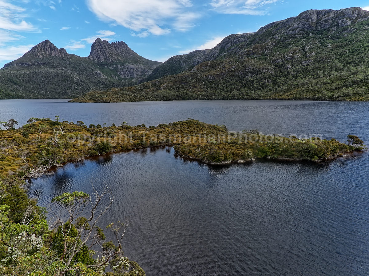 View of Cradle Mountain from Dove Lake. Cradle Mountain Lake St Clair National Park. (martin chambers: tasmanianphotos.com) (21/02/21) : Cradle-Mountain-Lake-St-Clair-National-Park-Tasmania_20210221-174311