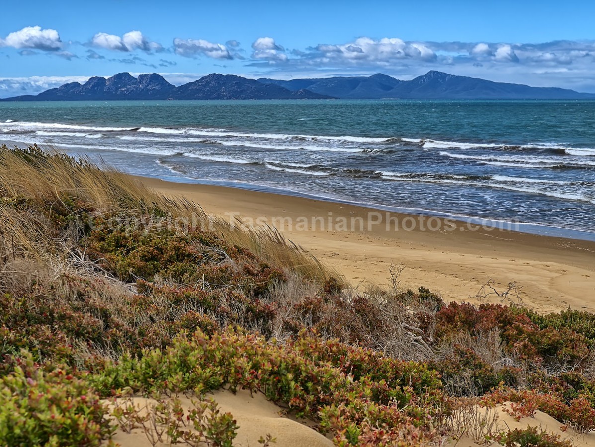 Dolphin Sands on the East Coast of Tasmania, looking towards Coles Bay. (martin chambers: tasmanianphotos.com) (09/10/19) : Dolphin-Sands-Coles-Bay-Tasmania_20191009-203842