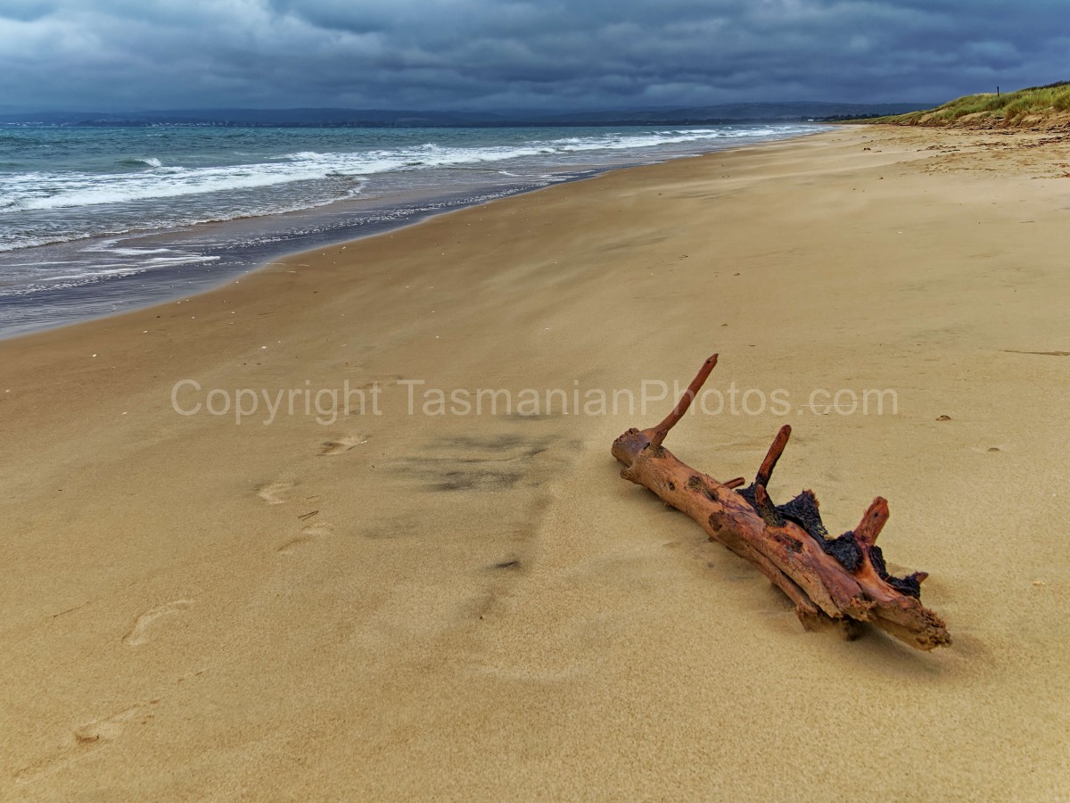 Dolphin Sands, Nine Mile Beach on the East Coast of Tasmania, looking towards Coles Bay. (martin chambers: tasmanianphotos.com) (06/01/22) : Dolphin-Sands-Coles-Bay-Tasmania_20220106-132116