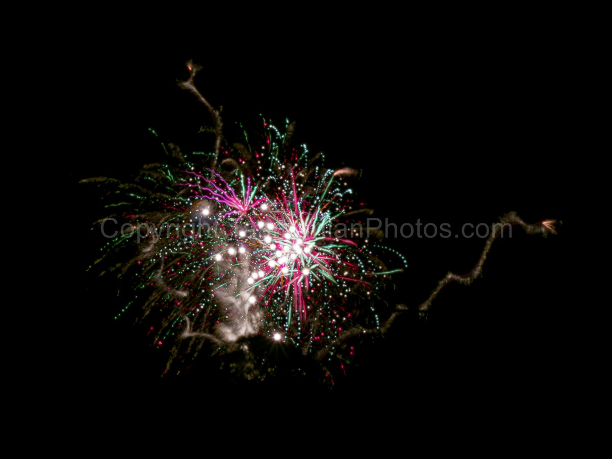 Fireworks over Primrose Sands, Tasmania. (martin chambers: tasmanianphotos.com) (28/05/22) : Fireworks-Tasmania_20220528-200618