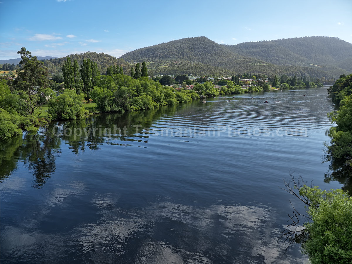 View of the Derwent River from New Norfolk part of the Derwent Valley in Tasmania.  (martin chambers: tasmanianphotos.com) (21/11/20) : New-Norfolk-Derwent-River-Tasmania_20201121-102233