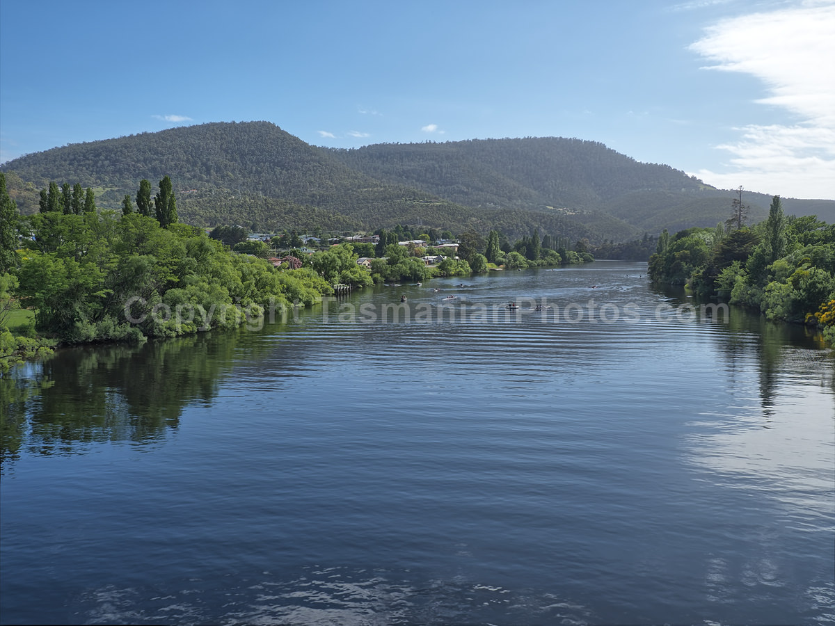 View of the Derwent River from New Norfolk part of the Derwent Valley in Tasmania.  (martin chambers: tasmanianphotos.com) (21/11/20) : New-Norfolk-Derwent-River-Tasmania_20201121-102247