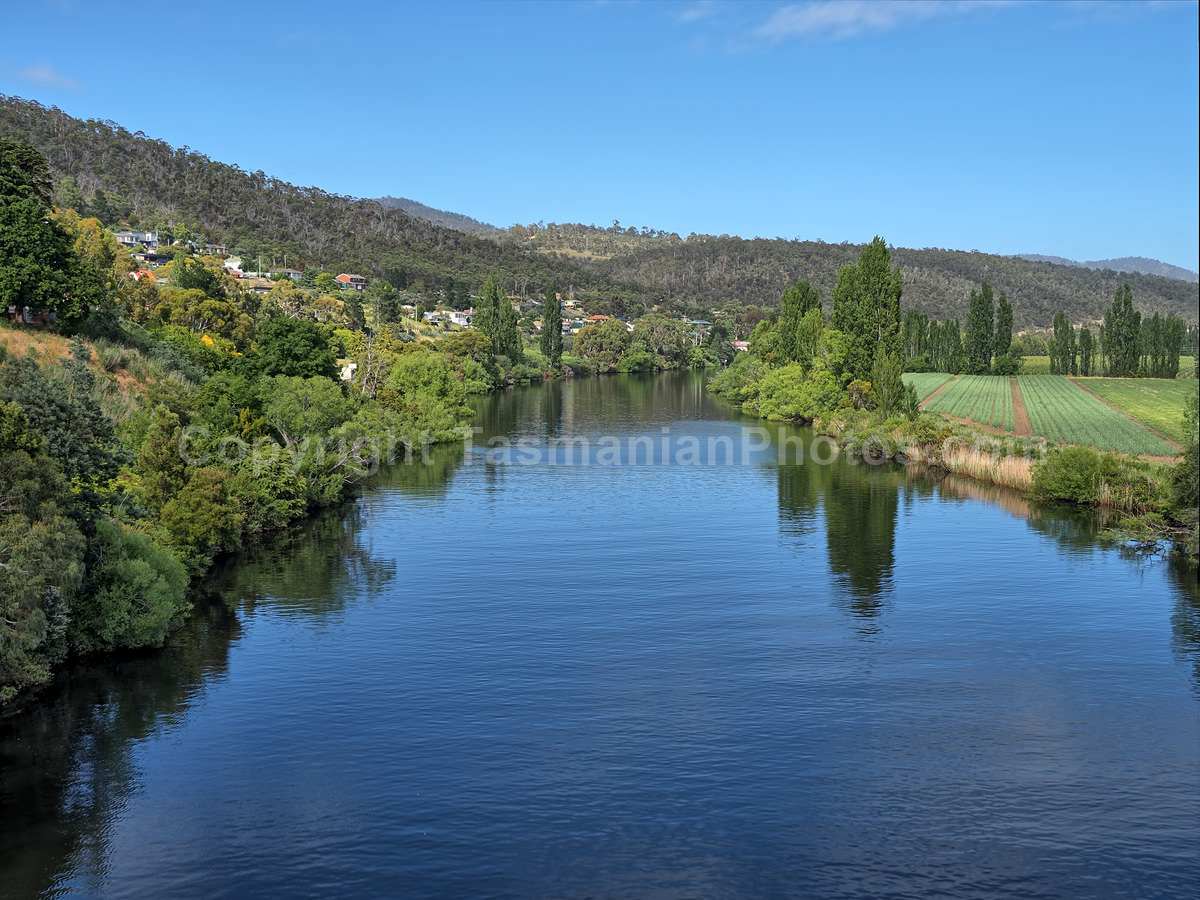 View of the Derwent River from New Norfolk part of the Derwent Valley in Tasmania.  (martin chambers: tasmanianphotos.com) (21/11/20) : New-Norfolk-Derwent-River-Tasmania_20201121-102317