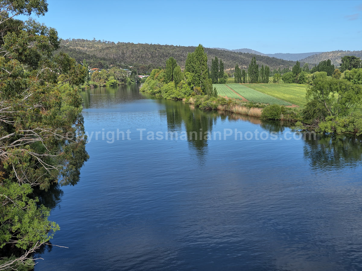 View of the Derwent River from New Norfolk part of the Derwent Valley in Tasmania.  (martin chambers: tasmanianphotos.com) (21/11/20) : New-Norfolk-Derwent-River-Tasmania_20201121-102325