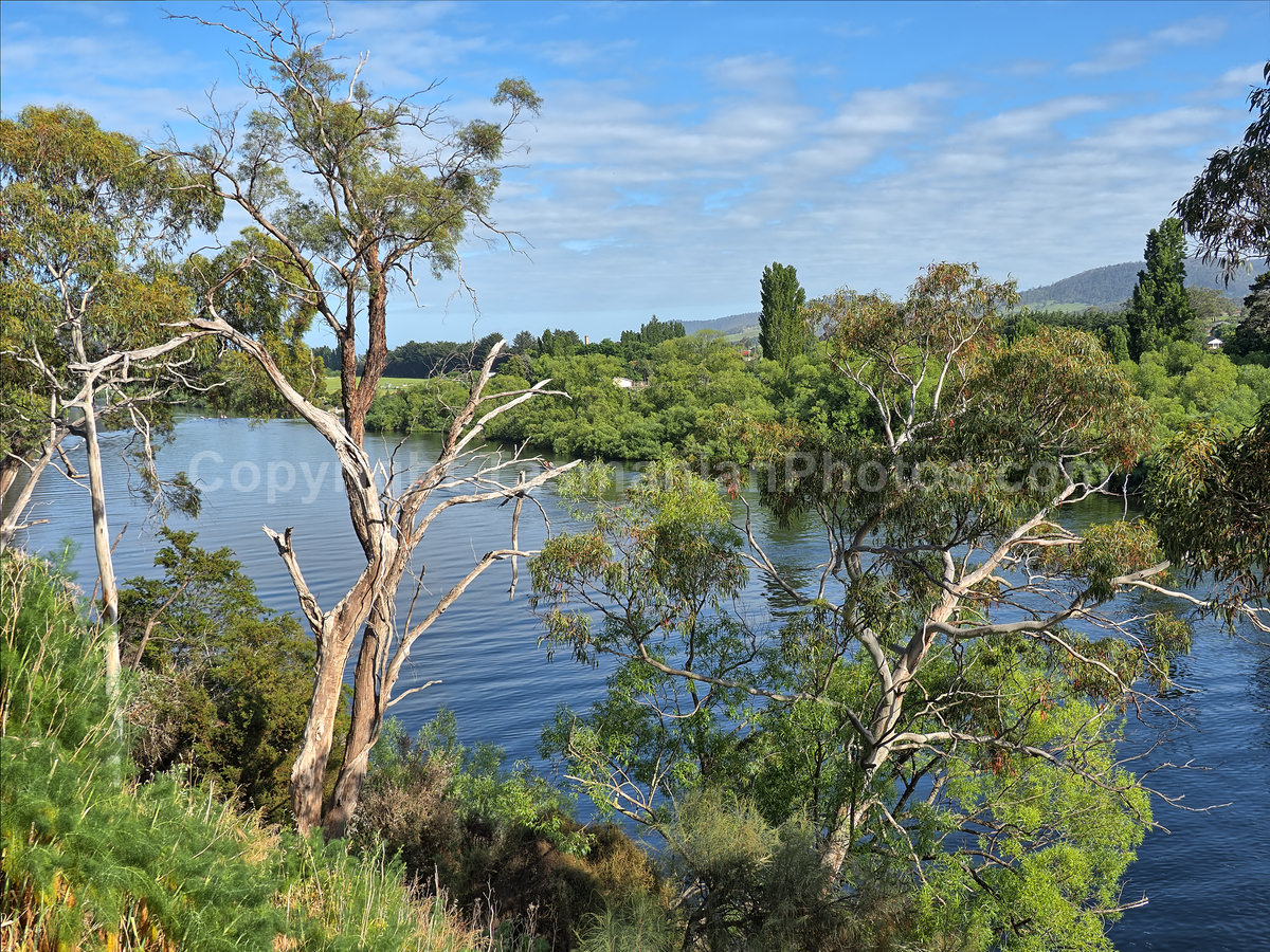 View of the Derwent River from New Norfolk part of the Derwent Valley in Tasmania.  (martin chambers: tasmanianphotos.com) (21/11/20) : New-Norfolk-Derwent-River-Tasmania_20201121-102350